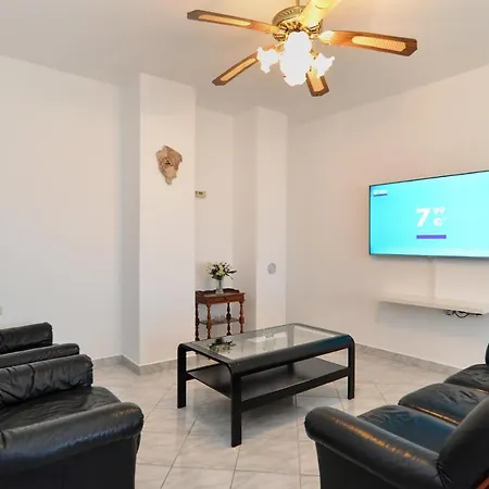 House 2080 Vakantiehuis Pula