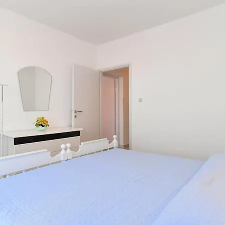 House 2080 Vakantiehuis Pula