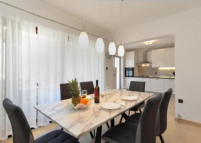 בית נופש House 2080 פולה