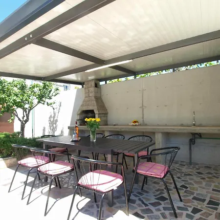 House 2080 Semesterbostad *