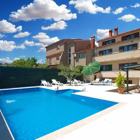 House 2080 Semesterbostad *