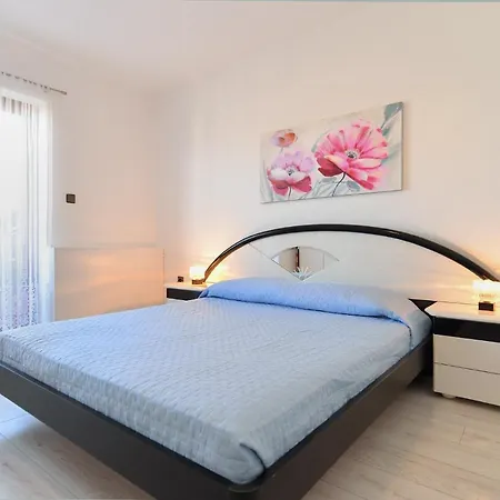 House 2080 Semesterbostad *