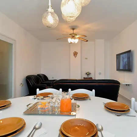 House 2080 Semesterbostad *