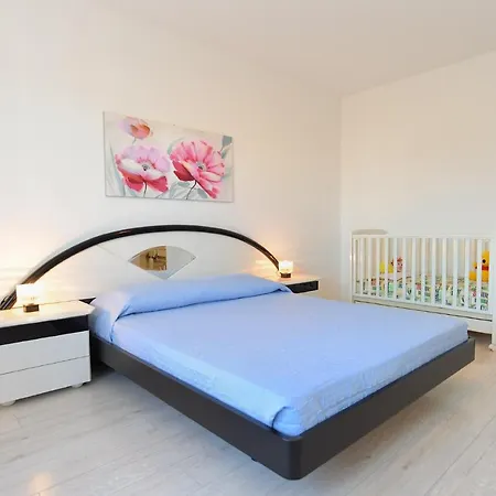 House 2080 Semesterbostad *