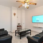 House 2080 Будинок відпочинку Пула